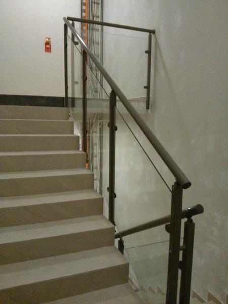 Balustrady klatek schodowych z szyba 3     